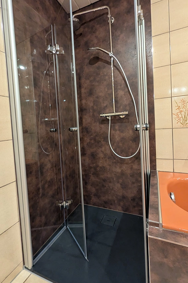 Renoviertes Badezimmer mit Dusche