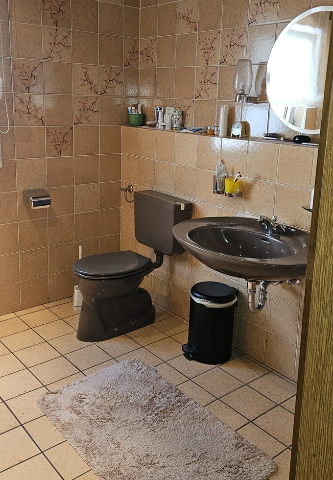 Unrenoviertes Badezimmer