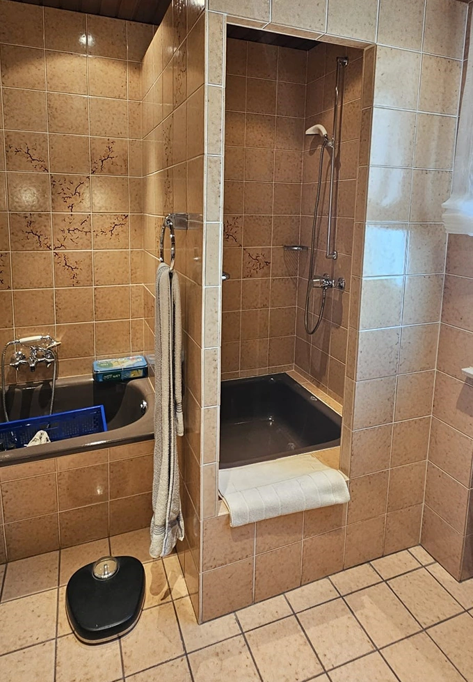 Unrenoviertes Badezimmer